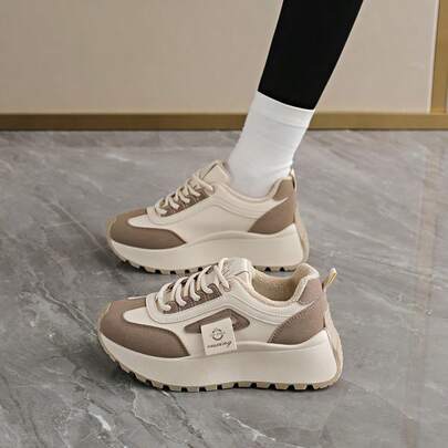 أحذية رياضية جلدية مريحة ذات نعل سميك للنساء، بطانة حرارية، أحذية ضخمة موديل خريف/شتاء 2025 الجديد