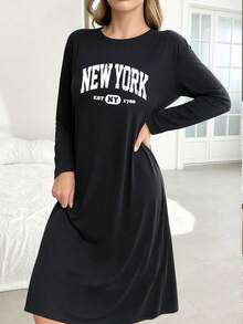 女士浴袍，饰有复古美式纽约字母图案，休闲长袖圆领T恤裙，适合所有季节，是美好夜晚、冬季和睡衣的完美之选。