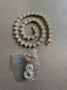 CVNANA قلادة سلسلة مربوطة مزخرفة مليئة بالألماس للرجال والنساء، قلادة حرف الهيب هوب لشفة الشفاه المزخرفة، هدية مجوهرات للفتيات.