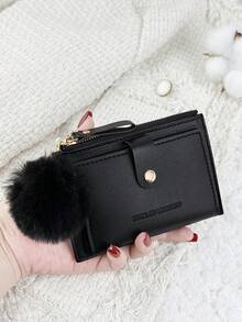 SOUTHLAND&KANGAROO 这款可折叠小钱包饰有绒球挂饰和黑色字母细节，轻巧便携，适合存放信用卡、钥匙和其他小物件。它时尚可爱，是生日、圣诞节、周年纪念日的绝佳礼物，也适合女性、女孩、女士、商务人士、学生、宿舍用品和返校必备品。 - 黑色 - 查看 11