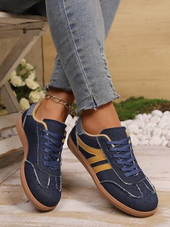 Slitna denimskor med snörning för dam: Vintage, sliten design, denimmaterial som andas och är bekvämt, snörningsdesignen passar fotformen, lämplig för dagliga utflykter, avslappnad pendling, skapar en avslappnad vintagestil, ett mångsidigt plagg som kombinerar komfort och mode.