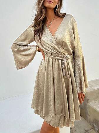 V 领金属箔喇叭袖双下摆优雅长袖连衣裙（配腰带）