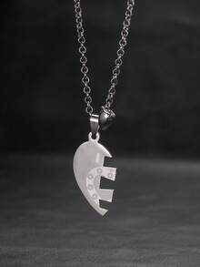 Conjunto de 2 colares com pingente em formato de coração, elegantes e charmosos, em aço inoxidável. Perfeitos para casais usarem no dia a dia e um ótimo presente de Dia dos Namorados para namorado(a). - Prata - Ver 2