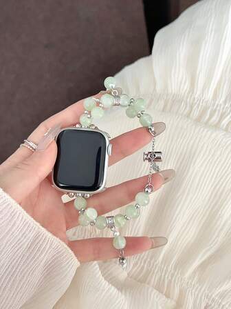 1条时尚可调节可更换表带，饰有圆形串珠猫眼石，适用于38/40/41/42/44/45/46/49毫米表盘，兼容 Ultra/SE/10/9/8/7/6/5/4/3/2/1系列，高端珍珠心形吊坠女士优雅手链表带，适合作为礼物送给朋友。