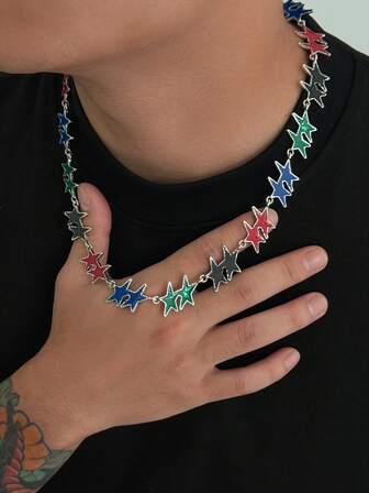 1条街头嘻哈风格彩色五角星项链，适合男士日常佩戴
