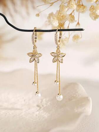 A Pair Of Exquisite, Fashionable, High-End And Luxurious Ear Accessories Featuring Delicate Zirconia Flower-Shaped Pearl Tassels, With A Sweet And Elegant Style, Suitable For Both Men And Women.