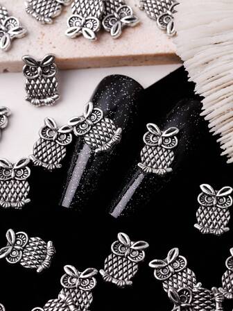 10 piezas Conjunto de joyas de parche de uñas de aleación de plata con diseño de búho estilo Y2K, modelo japonés simple de aleación 3D, decoración animal, estilo subcultura punk oscuro y brillante, suministros de decoración de arte DIY, accesorios de joyas para uñas falsas, dijes para uñas, suministros para uñas, rhinestones y regalos de decoración para uñas.