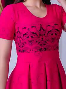 MIDI DRESS WITH FLORAL SKIRT, SHORT SLEEVES, ROUND NECKLINE IN JACQUARD FABRIC WITH EMBOSSING. - 玫紅色 - 查看 7