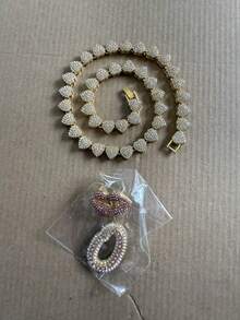 CVNANA قلادة سلسلة مربوطة مزخرفة مليئة بالألماس للرجال والنساء، قلادة حرف الهيب هوب لشفة الشفاه المزخرفة، هدية مجوهرات للفتيات.