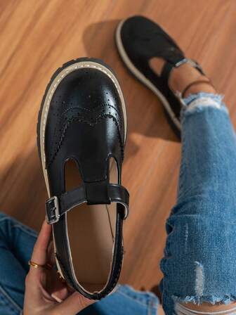 Ett par klassiska retro-, snygga casual- och vintage-brogues med blockklack och loafers för kvinnor. Den T-formade remdesignen ger en retro-touch som får dig att se yngre ut, perfekt i kombination med olika byxor eller kjolar för att visa upp olika retro-flickvibbar. Perfekt för dagliga utflykter, dejter, pendling och mer. Det är ett måste att ha under säsongen för kvinnor.