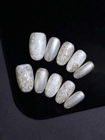 10片椭圆形短款亮泽珠光美甲贴片，100%纯手工制作，金色手绘花朵美甲装饰，法式美甲设计，适合女性和女孩日常及派对场合。