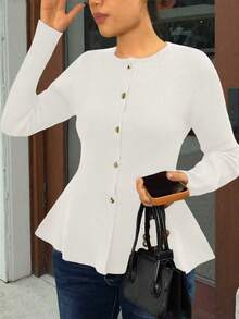 Áo khoác cardigan dài tay cổ tròn màu trơn dành cho nữ. Viền bèo nhún tạo điểm nhấn thanh lịch và thời trang. Chiếc áo len sành điệu và tinh tế này hoàn hảo cho chụp ảnh, mặc hàng ngày hoặc đi dạo. Màu trắng - trắng - Xem 3