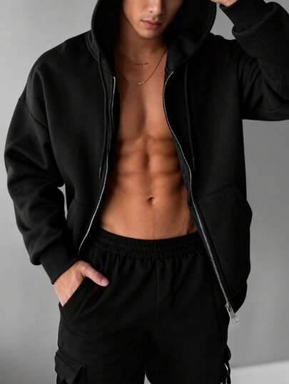 Denna herrluvtröja har dragkedja, stängd fåll och dragsko. Den har en enfärgad design och långärmad design. Lämplig för examenssäsongen, college-/streetstyle och kan även kombineras med höstluvtröjor. Den är ett perfekt val för höstkläder.