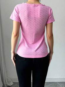 Blusa rosa texturizada de manga corta para mujer, cuello redondo, corte regular, estilo casual, confeccionada en poliéster con un ligero toque elástico. - Rosa - Ver 3