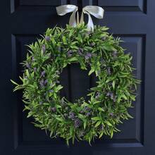 人造薰衣草花环，配丝带和黄杨木花环，直径44厘米/17.3英寸，仿真植物，逼真花朵，绿色，PE材质，适合装饰学校宿舍和办公室。也适用于户外派对、节日庆典、生日派对装饰、门廊点缀、酒店餐厅、客厅和卧室、婚礼布置、厨房装饰和花园装饰。 - 1pc,紫色 - 查看 11