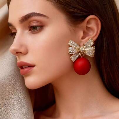 زوج من أقراط معدنية بشكل فيونكة وخرزة اللؤلؤ المتدلية، مناسبة للنساء لارتدائها في عيد الميلاد وحفلات رأس السنة الجديدة