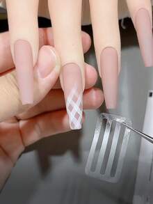 4件套美甲镂空贴纸套装，包含美甲模板线条网格法式印花图案，让美甲沙龙工作更轻松。白色自粘美甲贴条，DIY装饰模板工具，流苏贴花。 - 彩色 - 查看 2