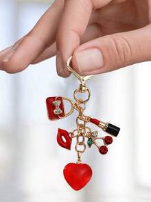 这款优雅的合金钥匙扣饰有复古水晶镶嵌的“LOVE”字母和心形吊坠，并以一颗红樱桃、红唇和蝴蝶结的迷人图案点缀，灵感源自情人节。这款圆形金属心形钥匙扣饰有精致的花朵和心形装饰，单独出售。它是完美的婚礼、节日礼物，也是女士手提包上时尚浪漫的配饰。 - 彩色 - 查看 8