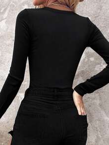 ChicMe 女士修身罗纹上衣，饰有水钻，钥匙孔水滴领长袖，时尚叠穿衬衫，适合派对和夜店穿着 - 黑色 - 查看 2