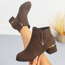 Botines de tacón grueso de ante para mujer, con decoración de colgante de corazón de metal, cómodos para ir al trabajo, elegantes y de moda, estilo UE/EE. UU., adelgazantes y que aumentan la altura, adecuados para otoño/invierno - Café integral - Ver 1