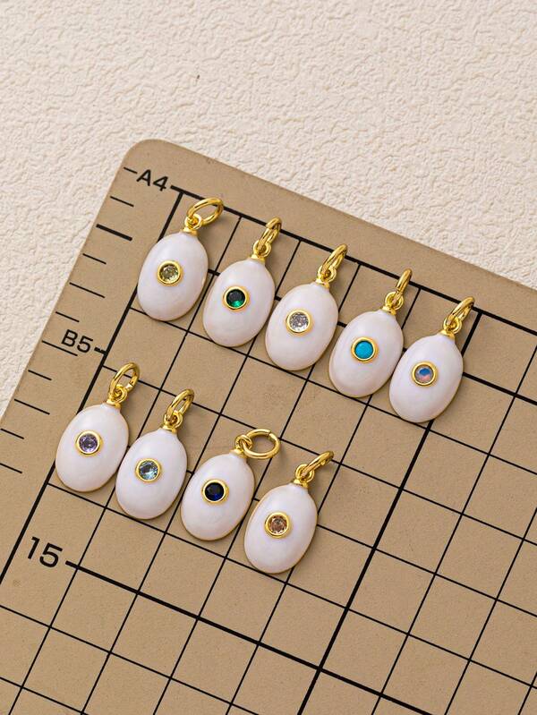 1 pièce Pendentif ovale blanc de la pierre de naissance de décembre, à la mode et polyvalent, incrusté de zirconias de différentes couleurs, mettant en valeur le charme des femmes, plaqué or 18 carats, accessoires de bijouterie DIY, accessoires de collier, accessoires de bracelet, accessoires de boucle d'oreille, accessoires de porte-clés, accessoires de sac, accessoires de bijoux pour femmes, accessoires de portefeuille, petit pendentif, cadeaux.