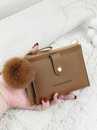 SOUTHLAND&KANGAROO 这款带有绒球挂饰、杏色字母细节的折叠小钱包，轻薄便携，可作信用卡钥匙包，时尚可爱，适合作为生日礼物、圣诞节礼物、周年纪念礼物、送给女性朋友的礼物，也适合商务场合、周年纪念日、圣诞节、情人节、生日礼物、送给爱人的礼物、送给女性朋友的礼物、送给女孩的礼物、送给女士的礼物、送给学生的包包，也适合学校宿舍和返校季使用。
