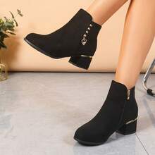 Botines de tacón grueso de ante para mujer, con decoración de colgante de corazón de metal, cómodos para ir al trabajo, elegantes y de moda, estilo UE/EE. UU., adelgazantes y que aumentan la altura, adecuados para otoño/invierno - Negro - Ver 2