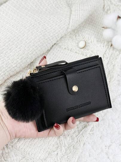 SOUTHLAND&KANGAROO 这款带有绒球挂饰、黑色字母细节的折叠小钱包，轻薄便携，可作信用卡、钥匙包等，时尚可爱，适合作为生日礼物、圣诞节礼物、周年纪念礼物，也适合送给女性、女孩、女士、商务人士、学生、宿舍用品和返校用品。