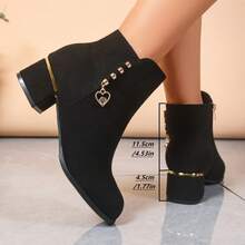 Botines de tacón grueso de ante para mujer, con decoración de colgante de corazón de metal, cómodos para ir al trabajo, elegantes y de moda, estilo UE/EE. UU., adelgazantes y que aumentan la altura, adecuados para otoño/invierno - Negro - Ver 6
