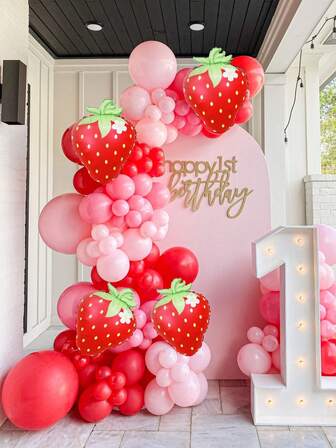 106件草莓气球套装，包含草莓铝箔气球、哑光浅粉色和红色乳胶气球，适用于草莓主题生日装饰、草莓生日派对、浆果主题派对、迎婴派对、草莓主题派对装饰、草莓女孩生日派对、水果主题派对装饰