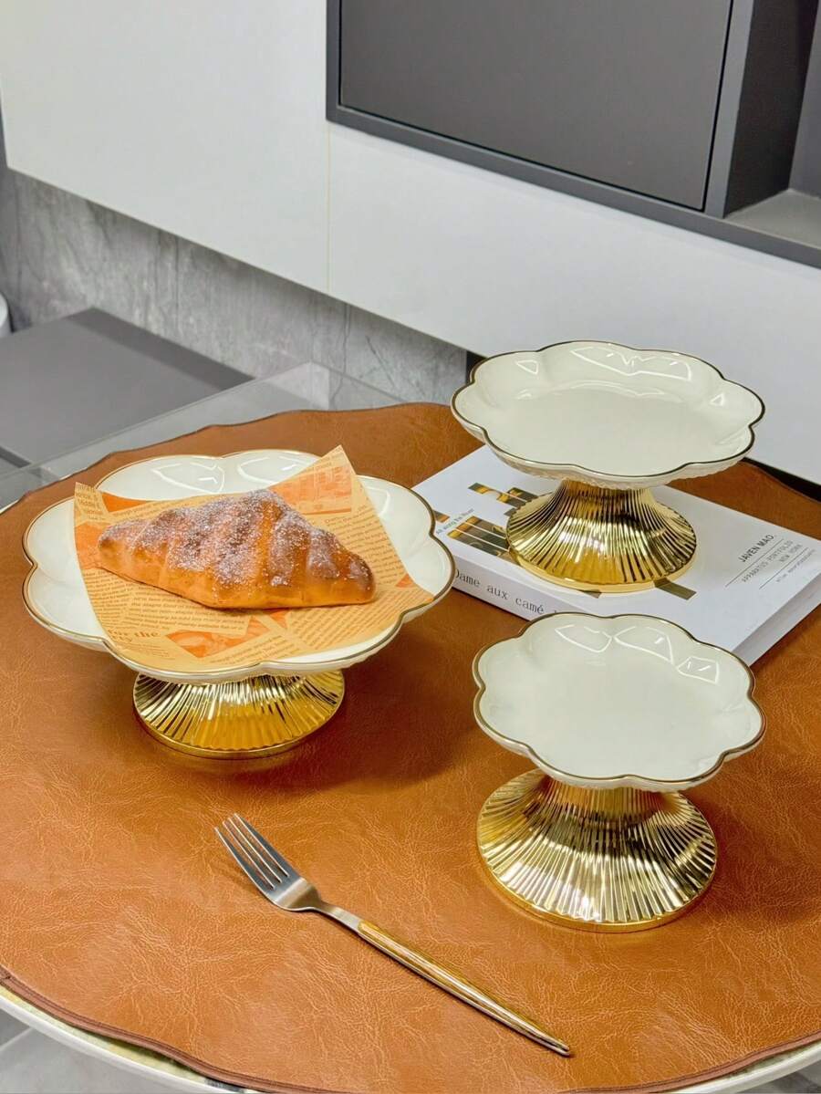1 pieza Plato con forma de flor única con borde y base dorados, bandeja multifuncional para frutas, adecuada para decoración de mesa de comedor, postres, aperitivos, galletas, plato de comedor para el hogar y la cocina, Ramadán