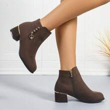 Botines de tacón grueso de ante para mujer, con decoración de colgante de corazón de metal, cómodos para ir al trabajo, elegantes y de moda, estilo UE/EE. UU., adelgazantes y que aumentan la altura, adecuados para otoño/invierno - Café integral - Ver 5