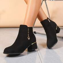 Botines de tacón grueso de ante para mujer, con decoración de colgante de corazón de metal, cómodos para ir al trabajo, elegantes y de moda, estilo UE/EE. UU., adelgazantes y que aumentan la altura, adecuados para otoño/invierno - Negro - Ver 10