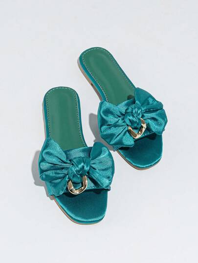 适合大龄儿童/青少年穿着的缎面蝴蝶结装饰平底凉鞋，舒适优雅，公主风十足，时尚百搭，适合户外、派对、海滩等场合。