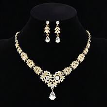 三件套首饰：金色水晶皇冠、项链和耳环。适合女性佩戴，包括新娘、皇室成员和公主，是生日庆典、舞会和派对的理想头饰。 - 金色三件 - 查看 2