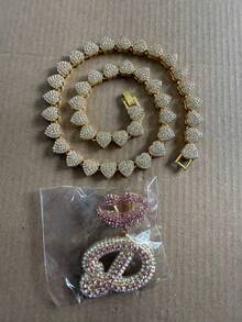 CVNANA قلادة سلسلة مربوطة مزخرفة مليئة بالألماس للرجال والنساء، قلادة حرف الهيب هوب لشفة الشفاه المزخرفة، هدية مجوهرات للفتيات.