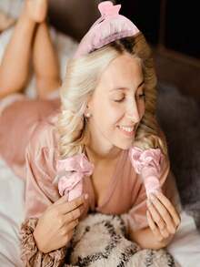 4/5件套缎面免加热卷发工具套装，包含1个免加热卷发棒、1个缎面睡眠帽、1个发爪夹和2个卷发圈。这款免加热丝绸卷发套装采用高弹力免加热卷发棒，适合居家、派对、造型，打造蓬松大波浪，长短发均可使用，可隔夜卷发。卷发棒、免加热卷发棒、沙龙美发产品及配件、美容旅行必备、美发造型套装、美发工具套装。 - 彩色 - 查看 4