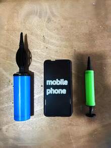 1个随机颜色手动气泵，适用于给气球、游泳圈和充气床垫充气，是万圣节和圣诞节派对的理想用品。便携式手动气泵，无需电池/电源，轻松给气球、游泳圈、球类等充气。轻巧耐用，适合婚礼、派对、户外游戏等场合。颜色随机（红、蓝、黄、绿、粉）。是理想的便携式充气工具。 - 彩色 - 查看 9