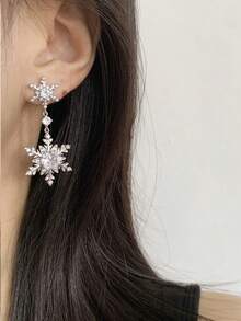 一对优雅浪漫的雪花长款垂坠耳环，适合女性在任何场合佩戴，是送给爱人的圣诞礼物。 - 銀色 - 查看 4