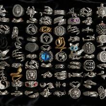 Set de 10/20 piezas de anillos de estilo vintage punk gótico para hombres y mujeres. Los diseños incluyen ojo grande, garra, búho, serpiente, rana, pluma de cocodrilo, corazón. Adecuado para festivales, fiestas, amigos, bares, discotecas, motocicletas, accesorios diarios. - Mezcla de anillos estilo punk retro - Ver 5