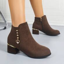 Botines de tacón grueso de ante para mujer, con decoración de colgante de corazón de metal, cómodos para ir al trabajo, elegantes y de moda, estilo UE/EE. UU., adelgazantes y que aumentan la altura, adecuados para otoño/invierno - Café integral - Ver 8