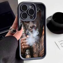 Cubierta de telefono con borde protector negro con estampado de hombre tatuado fumando para uso diario y estilo urbano - Café integral - Ver 3
