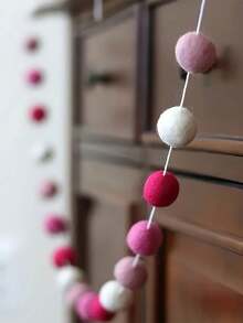 1/2件 6.5英尺毛毡花环，浪漫悬挂式毛绒球花环，适用于情人节、婚礼、生日、新年、节日派对、办公室、客厅、壁炉墙、室内外家居装饰 - 彩色 - 查看 8