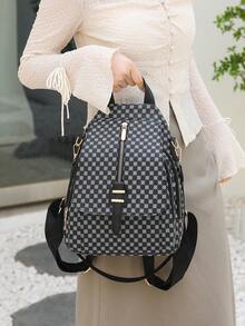 Mochila clásica en blanco y negro | Los destellos de la cadena dorada resaltan el desbloqueo de la elegante estética del transporte urbano multifuncional. El Body de la bolsa negra pura está cubierto con una delicada textura oscura. - Multicolor - Ver 7