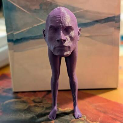 1 件塑料雕塑，带脸和腿，趣味新年礼物，幽默诙谐风格，适合摆放在家居桌面、花园、书架、派对礼品、室内/室外装饰，是送给朋友和同事的独特礼物，也是创意生日/节日礼物之选，别致的复活节装饰品。