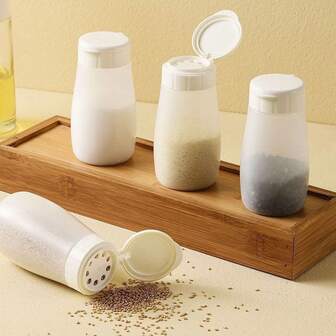 Viktigt att ha i köket! Kryddburkset i plast med fällbart lock. Perfekt för att portionera salt, socker, peppar och andra kryddor. Fukttät, lufttät och lätt att spilla. Ett praktiskt köksorganiseringsverktyg som gör matlagning och kryddning enklare.