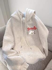 KATSEYE Gabriela Women'S Hooded Sweatshirt - Black With Red Lettering & Cat Face Graphic, Adjustable Drawstring Hood, Cozy Fall/Winter Pullover, Casual Long Sleeve Top For Casual Attire, Cat Hoodie, Autumn Apparel, Playful Design, Comfortable Fit, Durable Fabric, Streetwear Style,  Hoodie, Soft Material, Printed Hoodie, Streetwear Lovers, Cat Lovers, Women'S HoodiesOversized Women's Hoodie,Street Style Outfit,Sudadera - 白色和灰色 - 查看 2