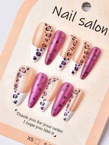 Conjunto de 30 unhas postiças de comprimento médio, formato amendoado e olho de gato, com estampa de leopardo roxa francesa, perfeitas para o outono e inverno. Um kit de unhas postiças de alta qualidade, versátil e com cobertura total, ideal para fazer suas próprias unhas. Acompanha cola em gel e lixa de unha. Perfeito para uso diário, festas, dança e para presentear.