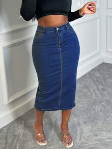 Saia midi feminina de jeans liso, sem elasticidade, com cintura média - Elegante e sensual, perfeita para usar em casa no dia a dia.