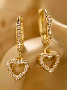 一对时尚高端的锆石镶嵌心形耳扣，情人节送给女朋友的礼物，适合日常或节日佩戴。